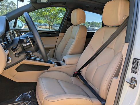 Certified 2025 Porsche Macan AWD/4WD image 5