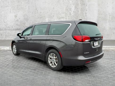 Used 2023 Chrysler Voyager LX FWD image 9