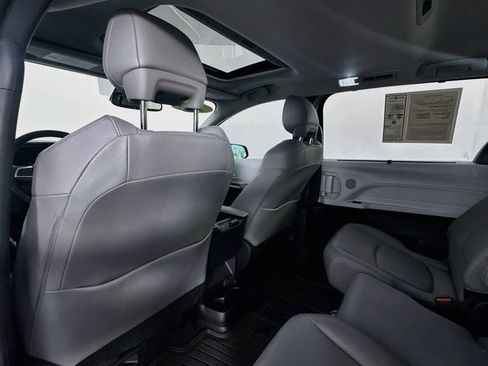 Used 2025 Toyota Sienna XLE FWD image 19