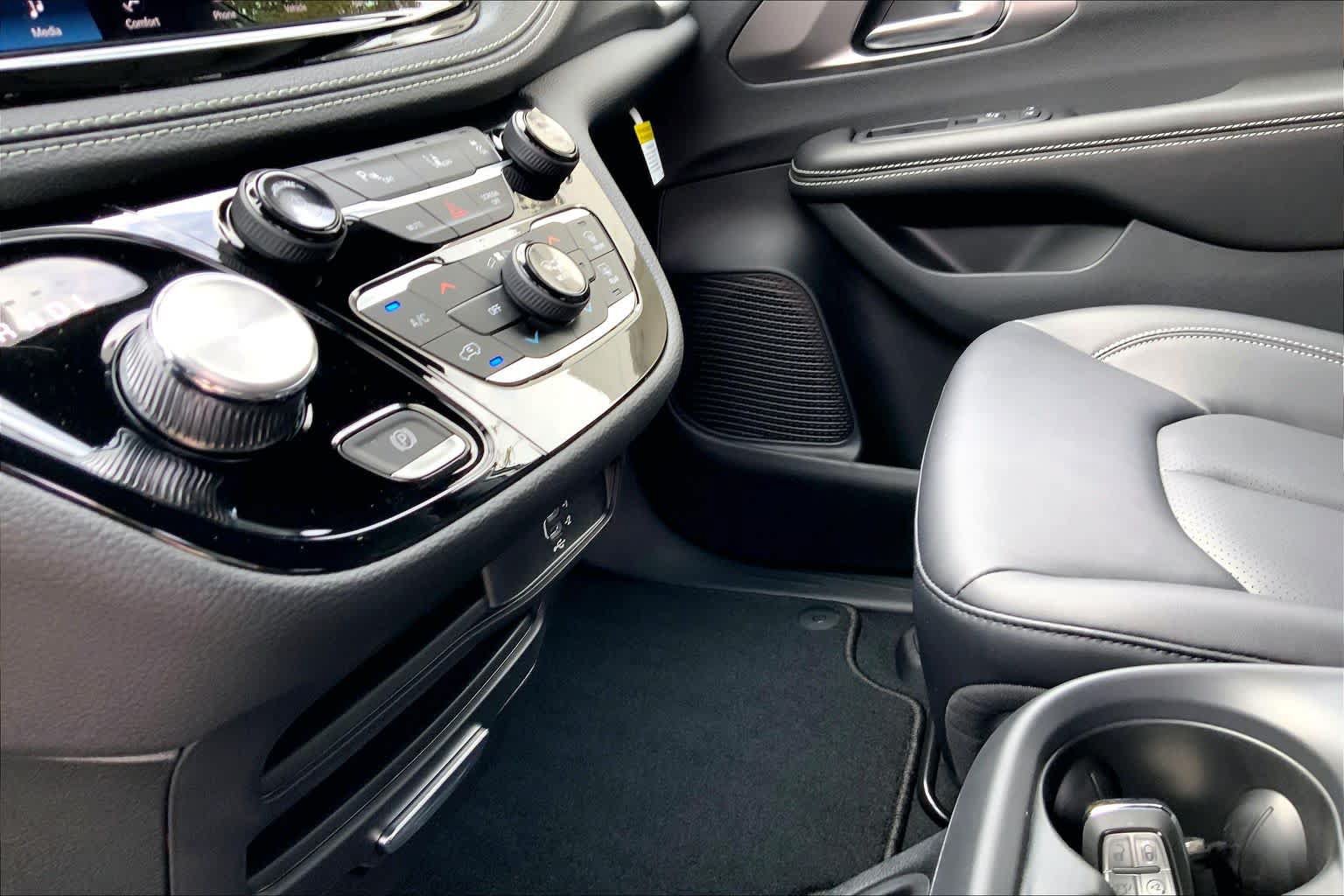 New 2026 Chrysler Pacifica Select w/ S Appearance Package FWD image 7