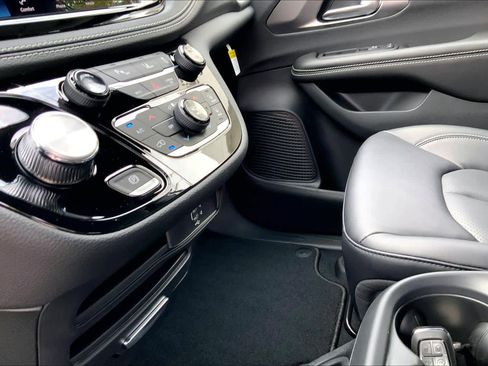 New 2026 Chrysler Pacifica Select w/ S Appearance Package FWD image 7