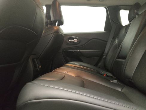 Used 2021 Jeep Cherokee Latitude Plus FWD image 18