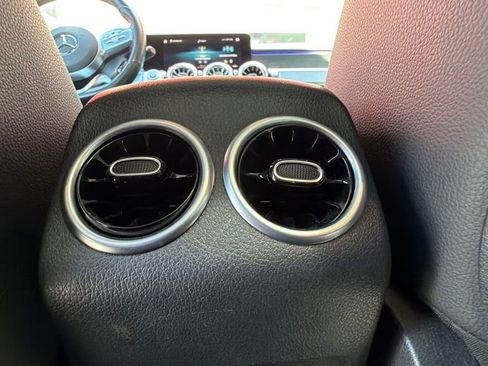 Used 2022 Mercedes-Benz GLB 250 image 33