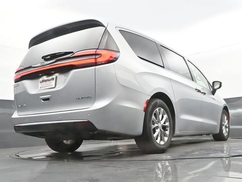 Used 2026 Chrysler Pacifica Limited FWD image 11