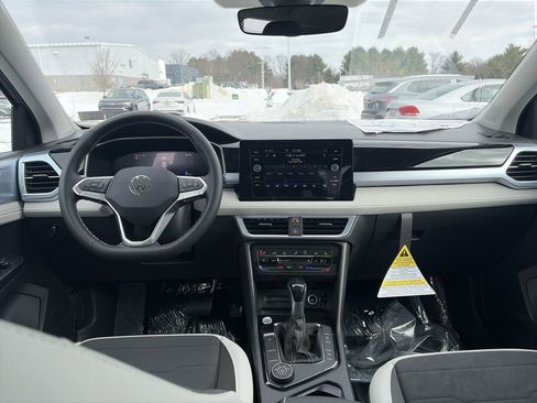 New 2026 Volkswagen Taos SE image 15