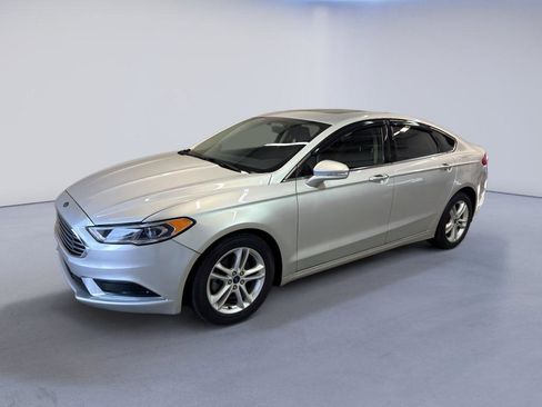 Used 2018 Ford Fusion SE w/ Fusion SE Technology Package image 3