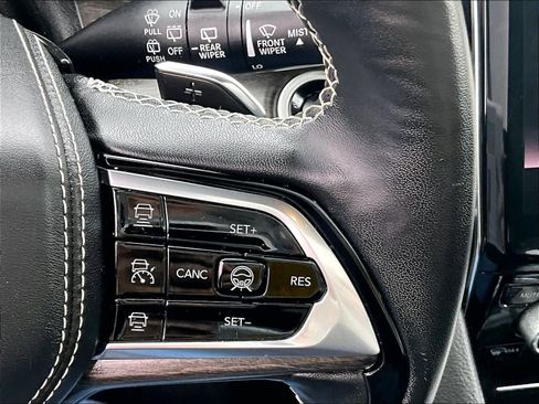 Used 2022 Jeep Grand Cherokee Overland w/ Adv Protech Group III image 24