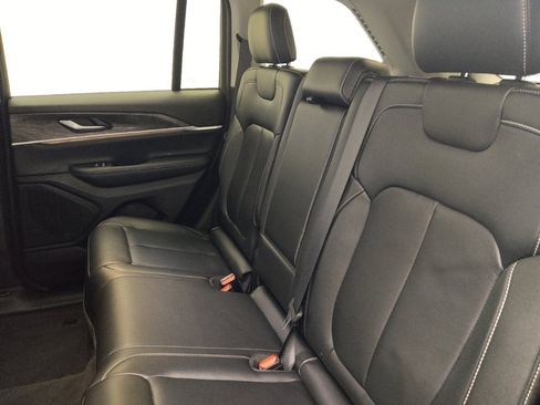 Used 2023 Jeep Grand Cherokee Limited image 18