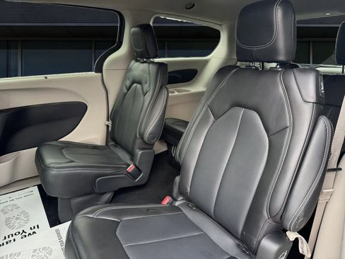 Used 2023 Chrysler Pacifica Touring-L image 15