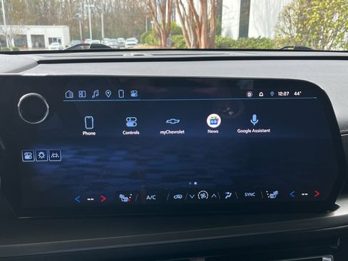 Used 2025 Chevrolet Traverse LT image 24