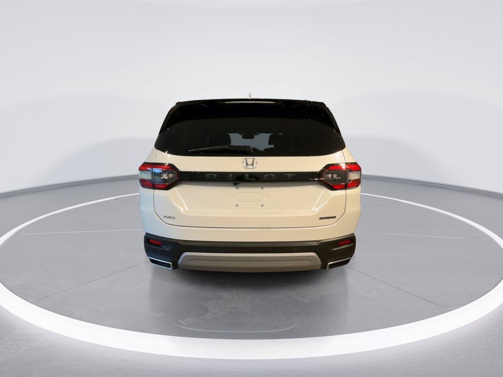 Used 2025 Honda Pilot Touring image 7