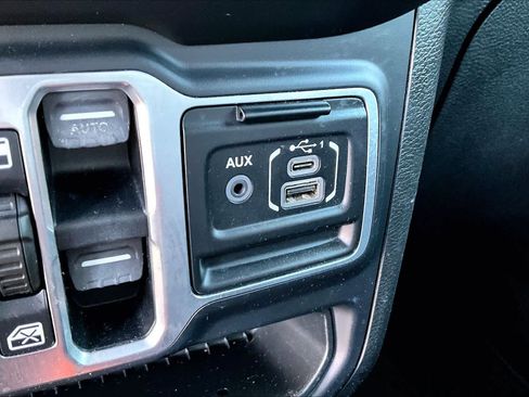 Used 2018 Jeep Wrangler Unlimited Sahara AWD/4WD image 35