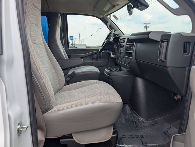 Used 2025 Chevrolet Express 3500 LT w/ LT Preferred Equipment Group RWD image 3