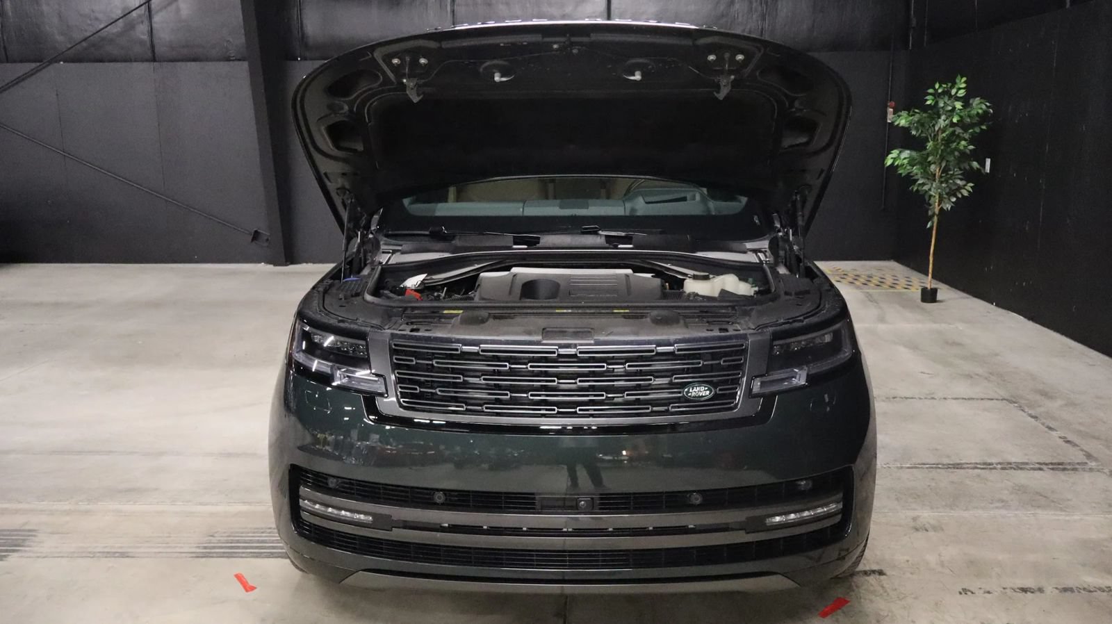 Used 2025 Land Rover Range Rover Long Wheelbase SE AWD/4WD image 26