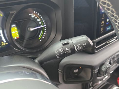 Used 2025 Jeep Wrangler Unlimited Sahara w/ Safety Group image 40