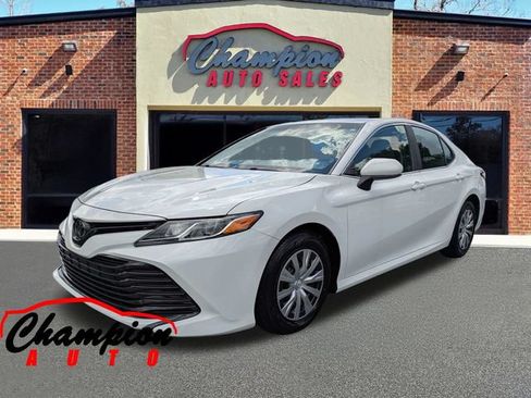 Used 2018 Toyota Camry FWD image 9