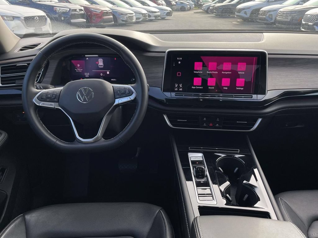 Used 2025 Volkswagen Atlas SEL AWD/4WD image 4