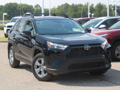 Used 2025 Toyota RAV4 XLE image 23