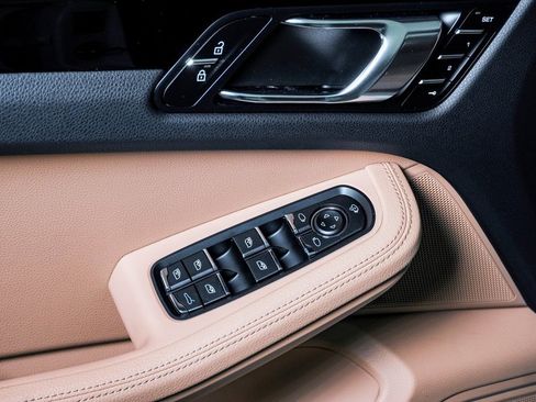 Certified 2025 Porsche Macan image 26