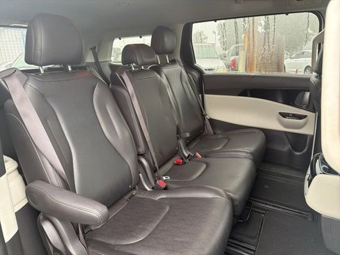 Used 2024 Kia Carnival EX image 7