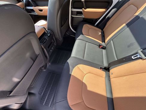 Used 2024 Land Rover Defender 110 X-Dynamic SE image 12