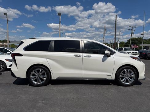 Used 2021 Toyota Sienna Platinum FWD image 4