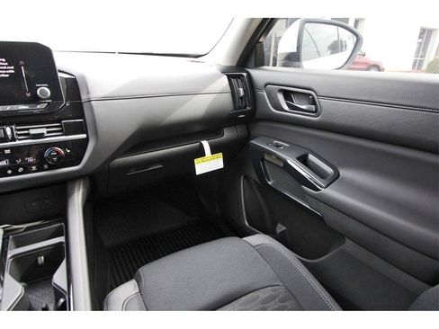 New 2025 Nissan Pathfinder SV image 10