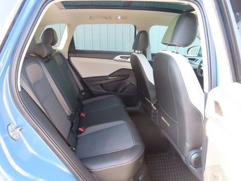 Used 2025 Volkswagen Taos SE FWD image 28