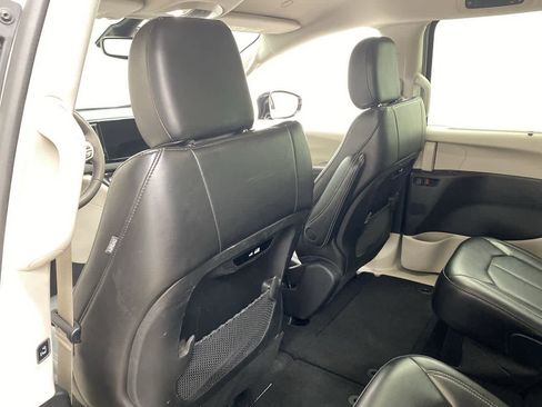 Used 2024 Chrysler Pacifica Touring-L image 17