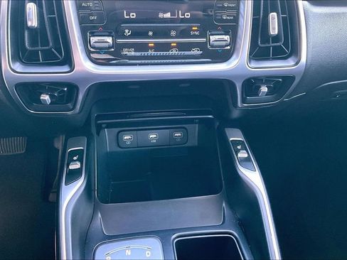 Used 2022 Kia Sorento S FWD image 11