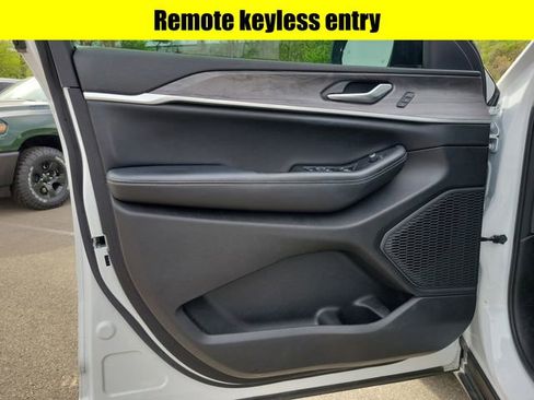 Used 2023 Jeep Grand Cherokee Limited image 20