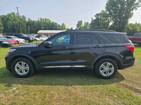 Used 2023 Ford Explorer XLT AWD/4WD image 3