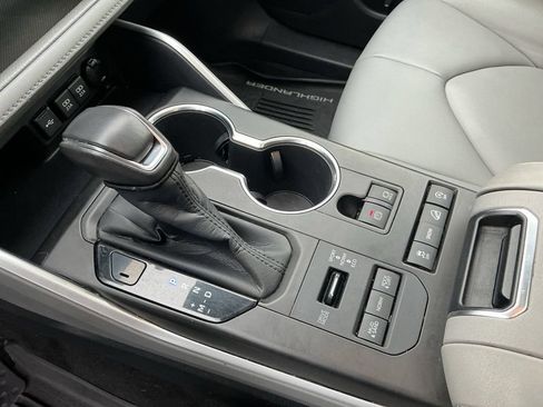 Used 2020 Toyota Highlander XLE AWD/4WD image 14