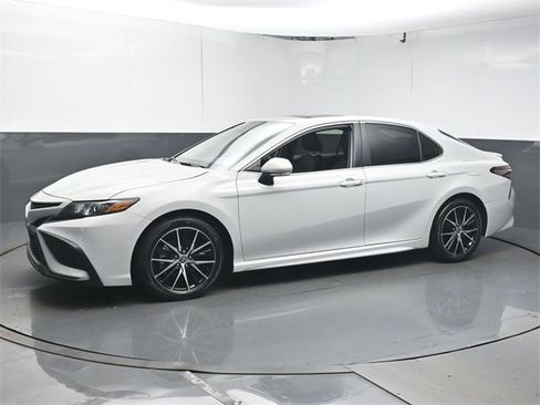 Used 2024 Toyota Camry SE image 5