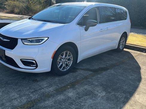 Used 2024 Chrysler Pacifica Touring-L image 1