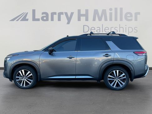 Used 2024 Nissan Pathfinder Platinum FWD image 2