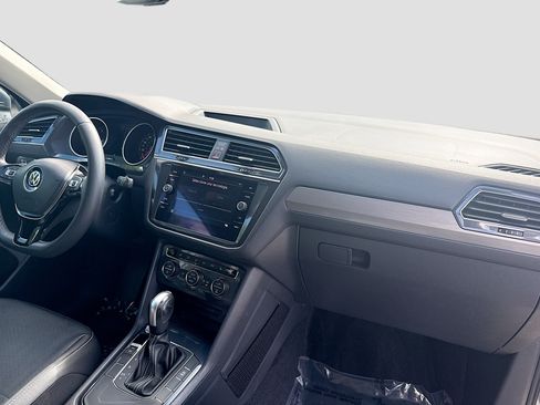 Used 2021 Volkswagen Tiguan SE w/ Panoramic Sunroof Package FWD image 32