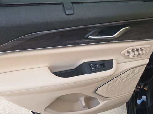 Used 2024 Jeep Grand Cherokee Limited w/ Luxury Tech Group II image 35