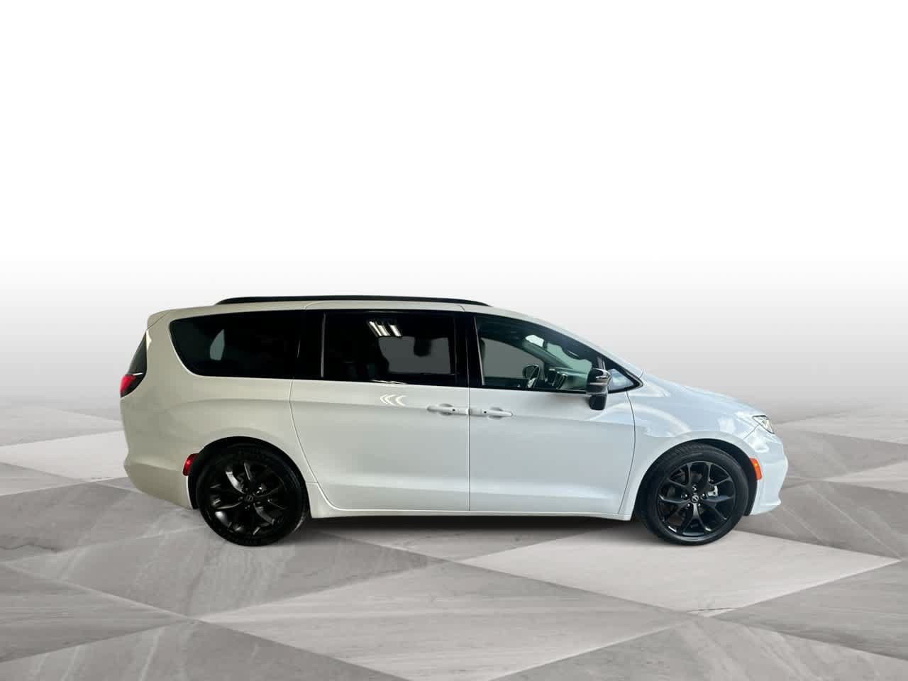 Used 2026 Chrysler Pacifica Limited w/ S Appearance Package FWD image 9