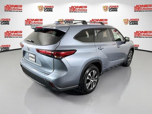 Used 2023 Toyota Highlander XLE AWD/4WD image 16