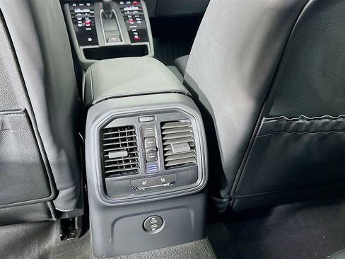 Used 2025 Porsche Macan image 27