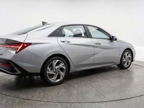Used 2025 Hyundai Elantra SEL FWD image 9