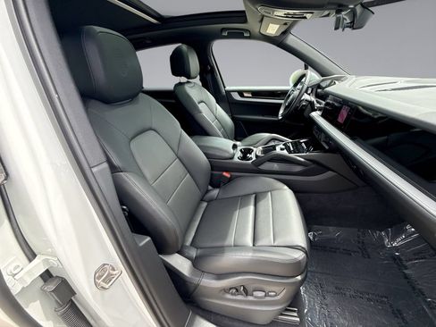 Used 2025 Porsche Cayenne AWD/4WD image 16