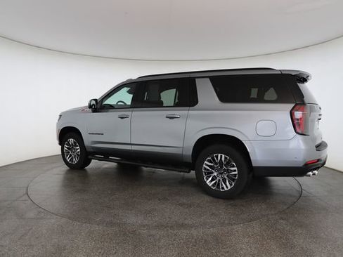 Used 2025 Chevrolet Suburban Z71 image 10