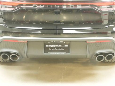 Certified 2026 Porsche Macan AWD/4WD image 39