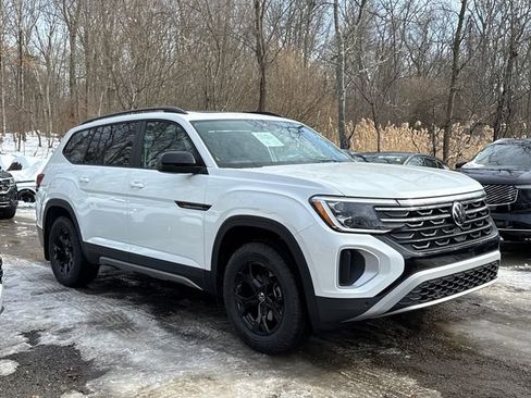 New 2026 Volkswagen Atlas Peak Edition image 2