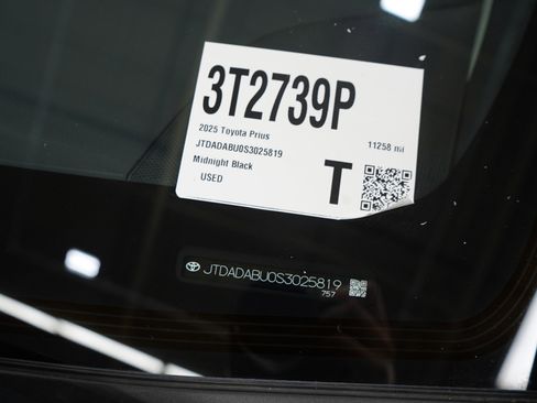 Used 2025 Toyota Prius AWD image 30