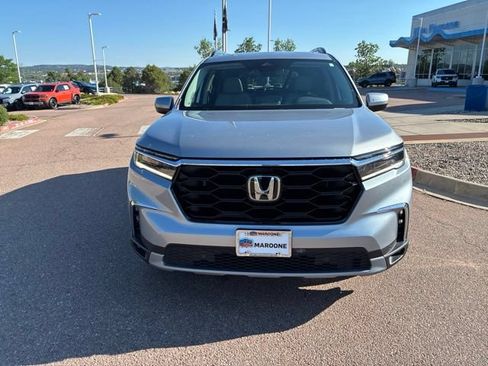 Used 2025 Honda Pilot Touring image 2