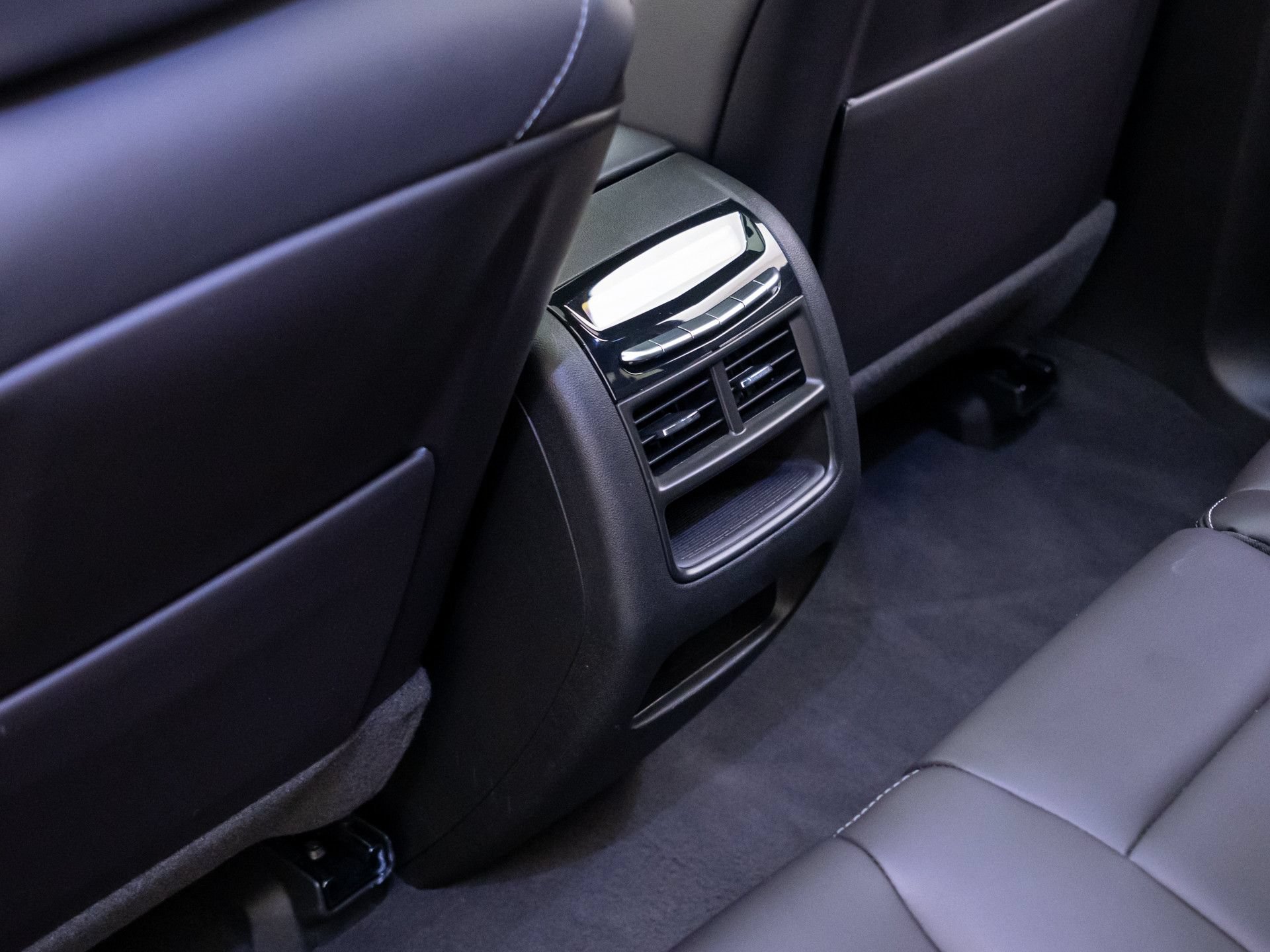 Certified 2026 Cadillac XT5 Sportv w/ LPO, Onyx Lite Package AWD/4WD image 18