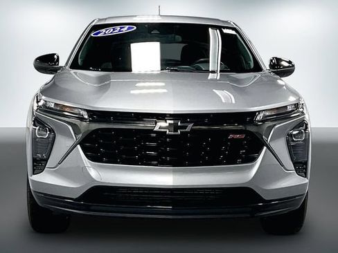 Used 2024 Chevrolet Trax RS w/ Driver Confidence Package FWD image 2